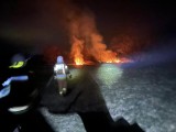 Pożar suchych traw w wzdłuż torów w Skarżysku. Było groźnie, w gaszeniu pomagali policjanci