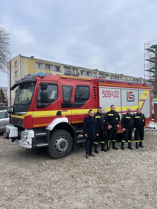 Strażacy z OSP Wiśniewo odebrali nowy wóz ratowniczy. Samochód zwiększy ich zdolność operacyjną.