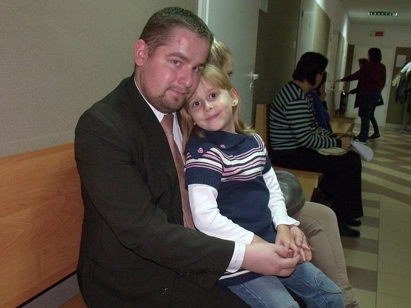 5-letnia Aurelia Śpiewak do lekarza przyszła z tatą...