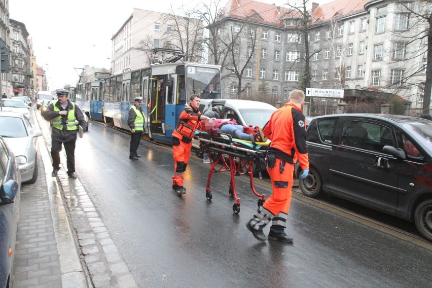 Wypadek tramwaju i dwóch aut na Traugutta