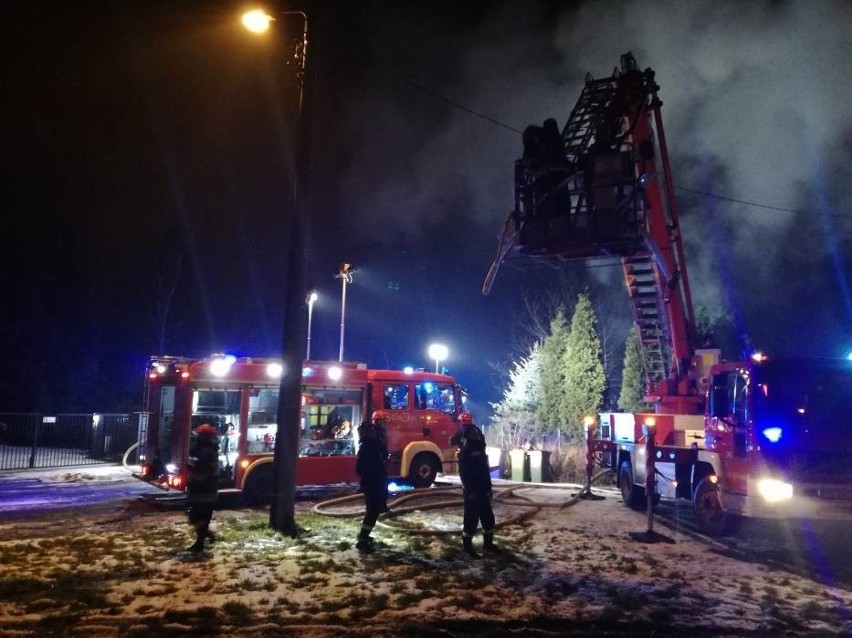 Kalisz: Pożar kamienicy przy ul. Czarna Droga [ZDJĘCIA + WIDEO]