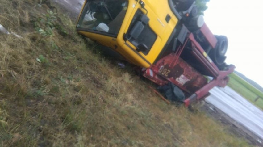 Wypadek w Budzyniu: Kierowca został przygnieciony przez...