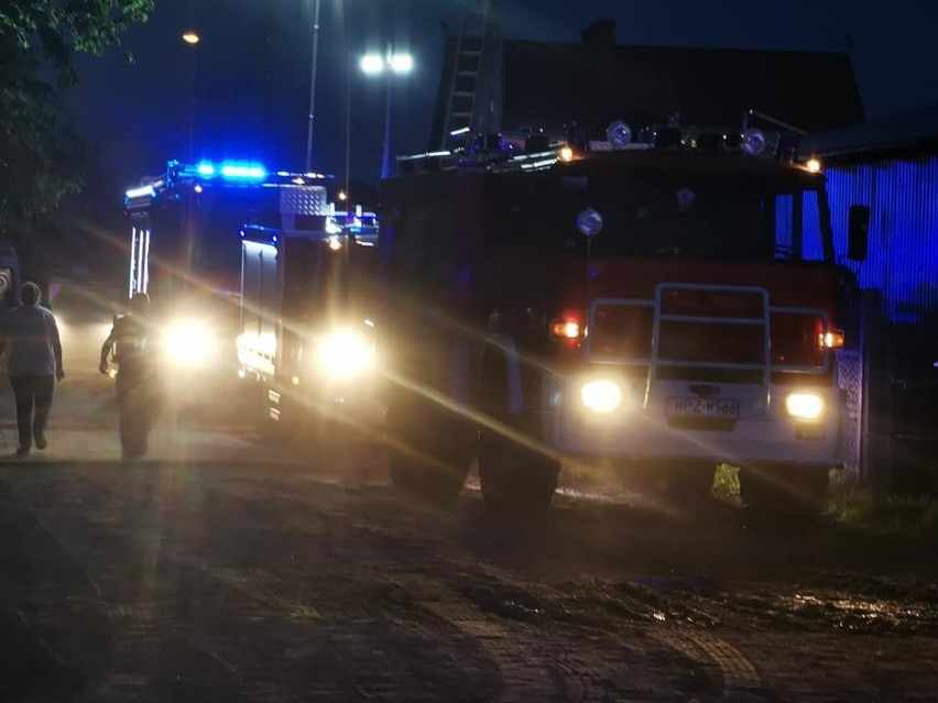 Chorzele: Wybuch w budynku mieszkalnym w miejscowości Poścień-Wieś. Wezwano śmigłowiec LPR. Zdjęcia z akcji