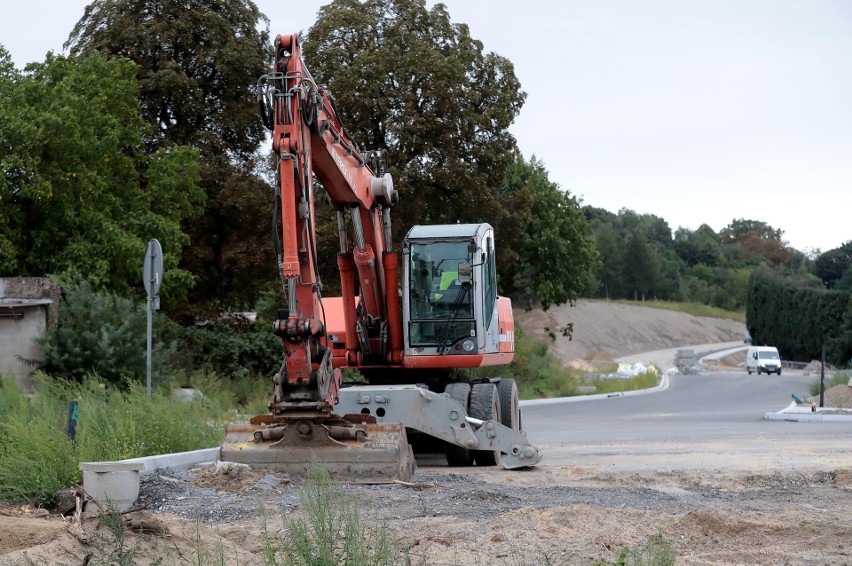 Najwcześniej przez ul. Granitową pojedziemy w listopadzie. Koniec prac na węźle w 2021 roku   