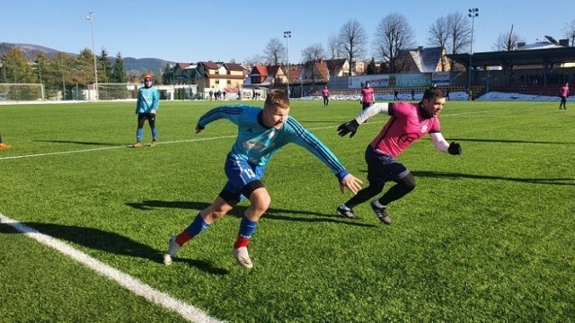 Piłkarze z Limanowej w sparingu z Wiślanką Grabie musieli uznać wyższość przeciwnik&oacute;w. Trener Paweł Zegarek cieszył się jednak na pożyteczny sparing