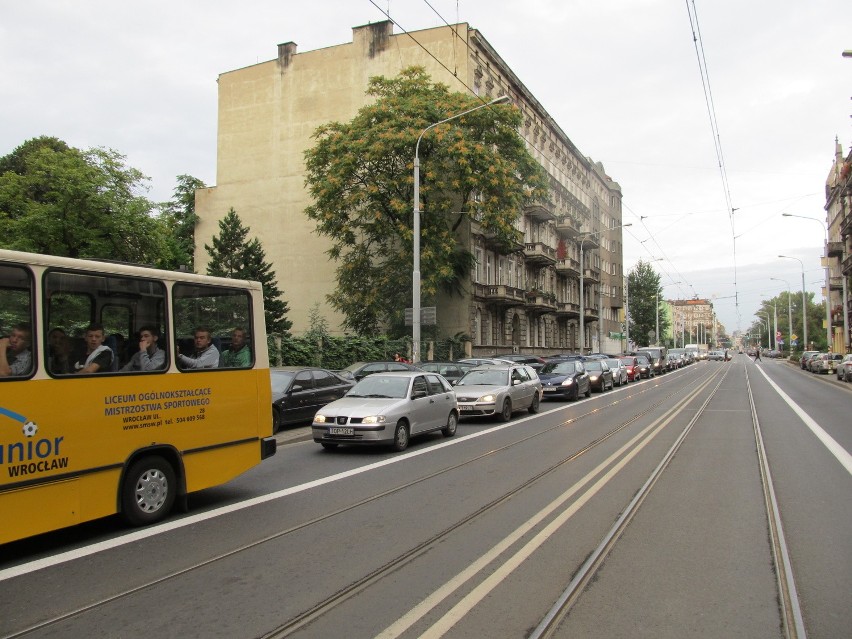 Korki na Sienkiewicza. Kierowcy stoją, tramwaje jadą wydzielonym torowiskiem (ZDJĘCIA)