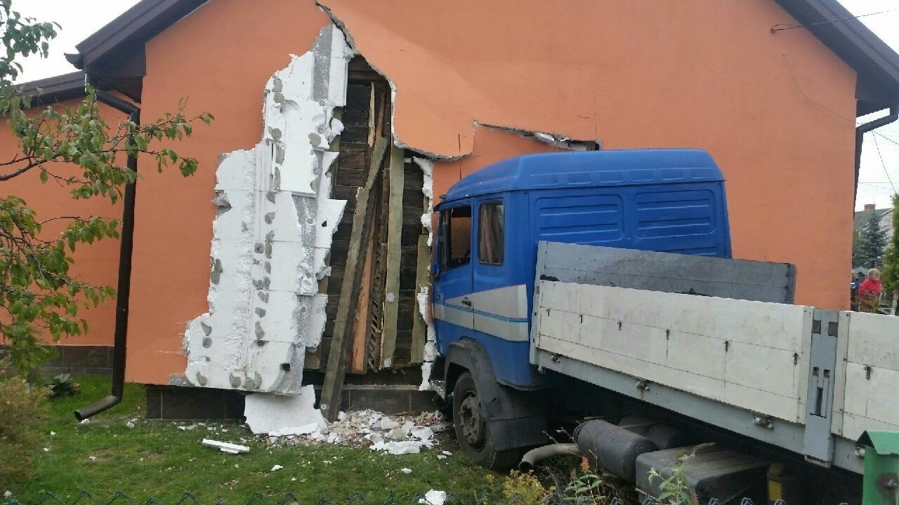 Wypadek w Skarżysku Kościelnym. Ciężarówka uderzyła w dom