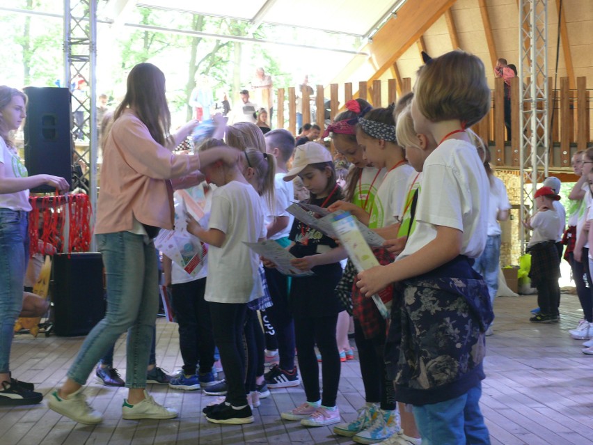 Frajda w radomskim Skansenie. Odbył się Wielki Pokaz Tańca na Dzień Dziecka. Na scenie kilkaset dzieci z Radomia i powiatu