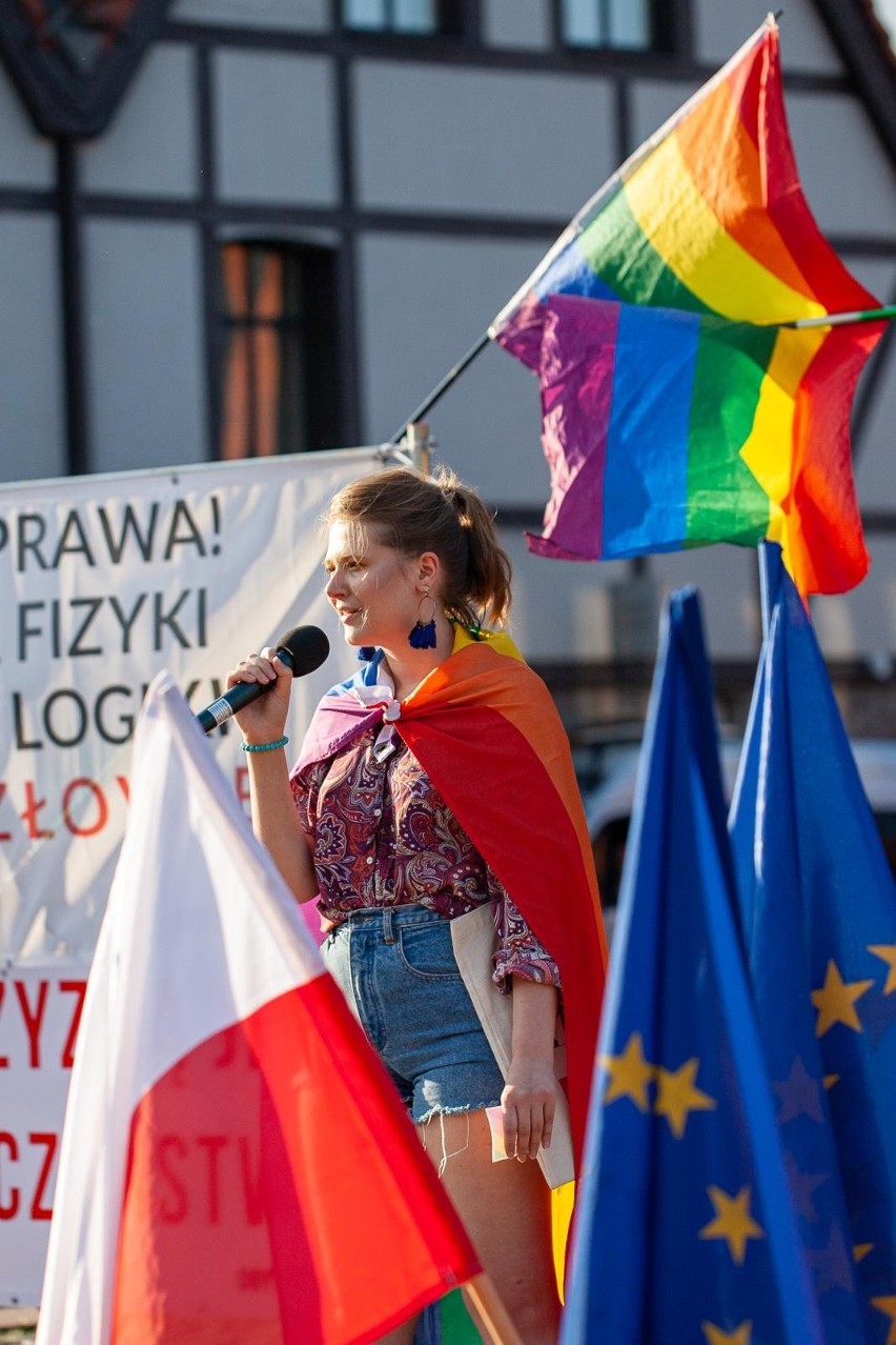 Bydgoszcz wolna od nienawiści. Manifestacja pod pomnikiem Kazimierza Wielkiego