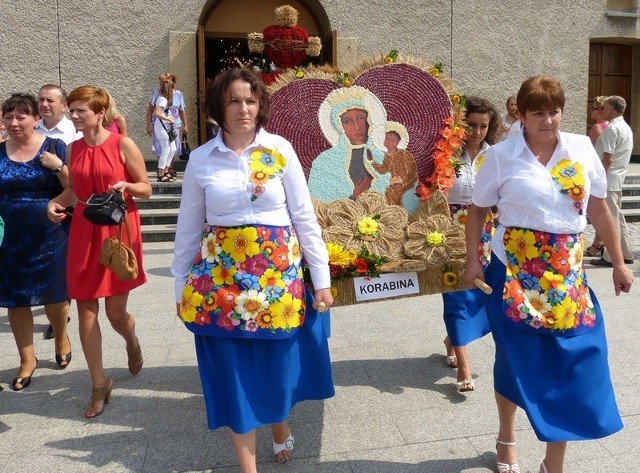 Kolorowa grupa z Korabiny w gminie Bojanów.