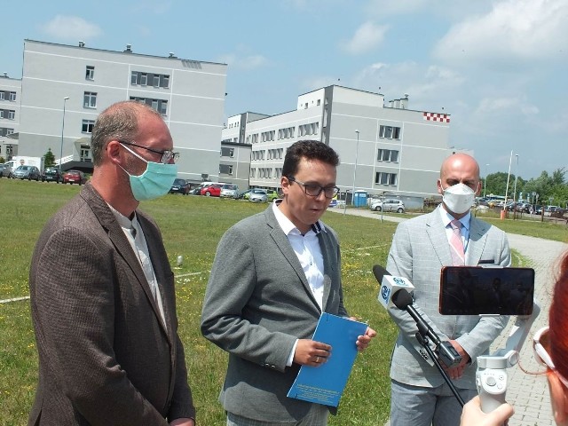 Podczas konferencji prasowej, od lewej: Dariusz Kopania- zastępca dyrektora szpitala, Piotr babicki- starosta starachowicki, Grzegorz Kaleta- dyrektor szpitala