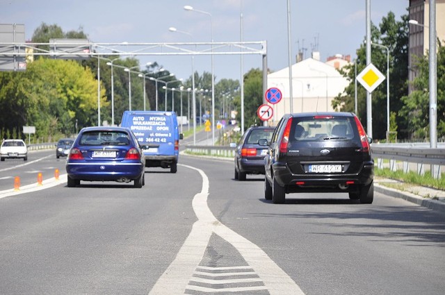 Kierowcy wyjeżdżający spod wiaduktu nie mają możliwości skrętu w prawo w ulicę Chałubińskiego.