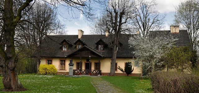 W Dworku Jana Matejki rozpocznie się remont dachu, ale modernizacji wymagają także ponad stuletnie okna