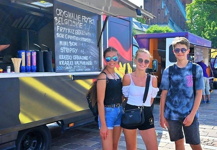 Na Rynku w Olkuszu rozpoczął się Festiwal Food Trucków....