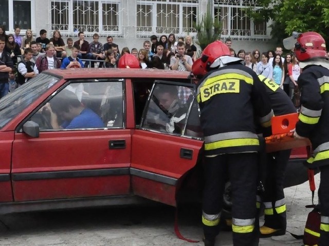 Pokaz ratowania pasażerów uwięzionych w samochodzie oglądali wszyscy uczniowie Zespołu Szkół imienia Staszica w Tarnobrzegu.