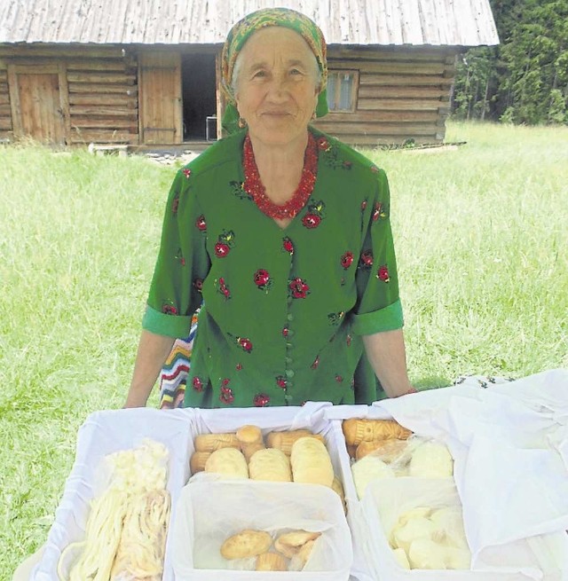 Aniela Toczek sprzedaje oscypki w rejonie Doliny Chochołowskiej