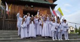 Dzieci komunijne z parafii Skalbmierz z pielgrzymką w Stradowie. Kilka dni po koronacji obrazu Matki Bożej z Dzieciątkiem