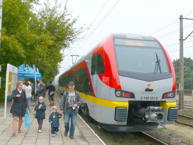 Pociągi ŁKA na trasie Zgierz – Łódź Widzew największe obłożenie mają w weekendy.