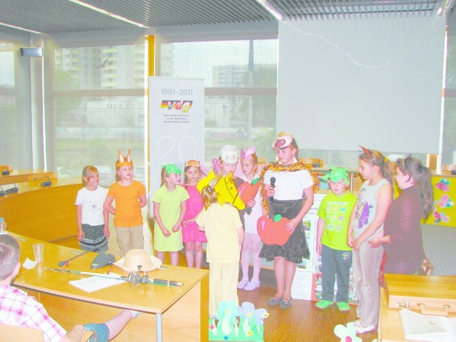 Uczniowie z Leśnicy pokazali publiczności scenkę teatralną.