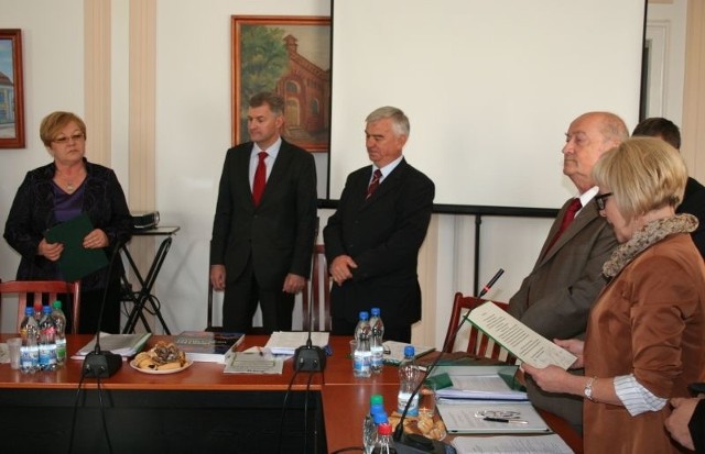 Bożennie Rostkowskiej (z lewej) dziękowali za długoletnią pracę przedstawiciele władz miasta