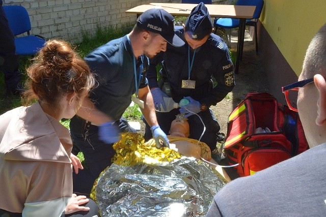 W Szkole Policji w Słupsku rozegrano VII. Finał Ogólnopolskich Zawodów Ratowników Policyjnych z Kwalifikowanej Pierwszej Pomocy. O miano najlepszych ratowników w policyjnych mundurach rywalizowały ze sobą reprezentacje wszystkich garnizonów w kraju. Wyniki:1.miejsce KWP Gdańskst.sierż. Krzysztof Sowińskisierż. Kamil Sowiński2.miejsce KWP Krakówsierż. Jarosław Kasprzykst.post. Dominik Cabas3.miejsce KWP Poznańsierż.szt. Mirosław Stachowiaksierż. Arkadiusz Burakowski