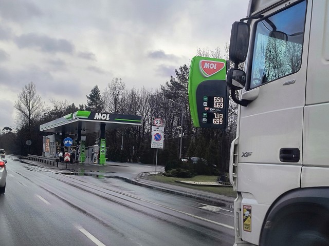 Konkurencją dla polskiego przemysłu będzie już nie tylko MOL (jego stacje rosną jak grzyby na deszczu), ale też samochód elektryczny Atto, który może zagrozić Izerze. Węgrzy produkują już elektryczne autobusy