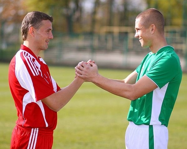 Fani futbolu żyją jutrzejszym meczem Radomiak &#8211; Broń. Zapraszają na niego piłkarze obu zespołów: Marcin Sikorski (w zielonym) i Wojciech Kupiec (w czerwonym).