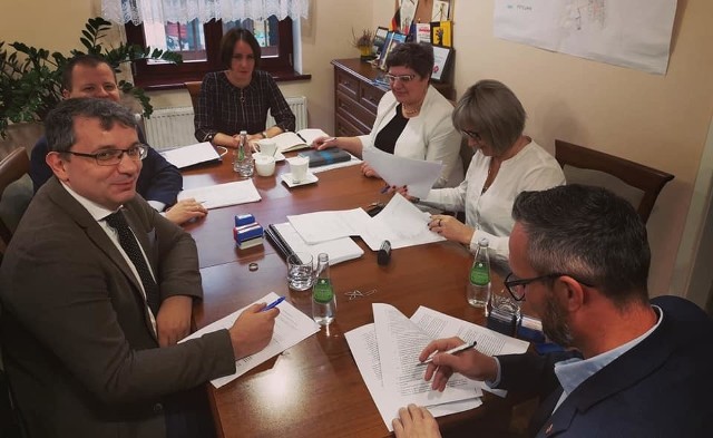 Umowę w imieniu naszego miasta podpisał Tomasz Zygnarowski, burmistrz Wąbrzeźna