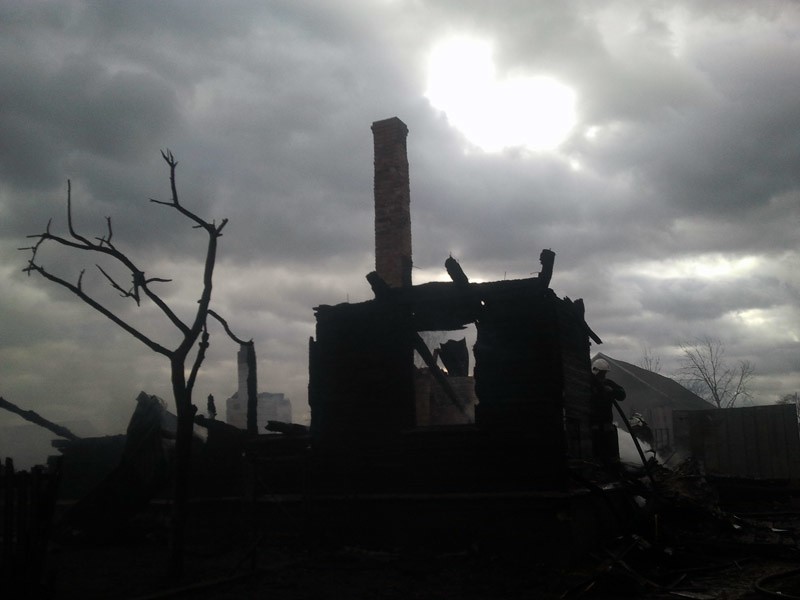 Bieńdziuga - pożar we wsi gasiło 14 zastępów strażaków.