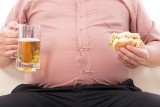 Czym jest brzuch piwny i czy piwo naprawdę zwiększa obwód w pasie? Zobacz, jak pozbyć się „mięśnia piwnego” i zbędnych kilogramów!