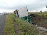 Wypadek na A2. Ciężarówka z piwem wpadła do rowu