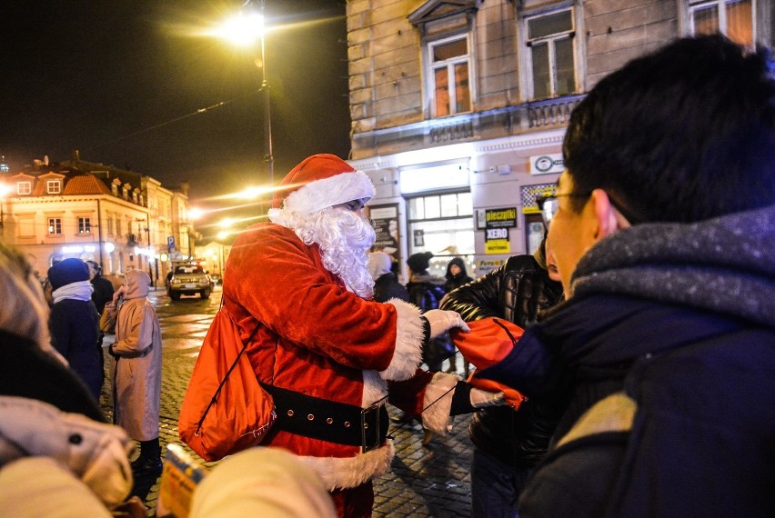 Pod lubelskim ratuszem rozbłysła świąteczna choinka (ZDJĘCIA, WIDEO)