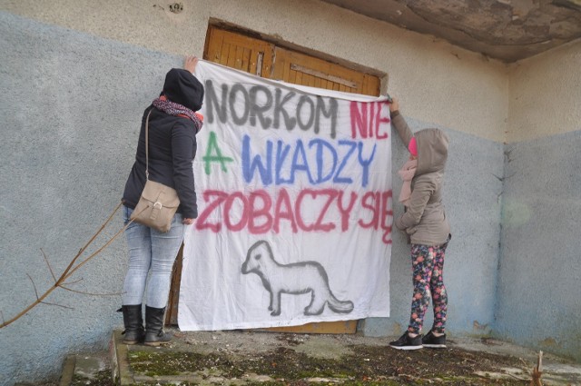 Mieszkańcy Mieszałek wieszają transparent protestacyjny