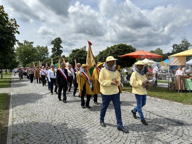 Wydarzenie rozpoczęło się Mszą Świętą w Kościele Św. Jakuba w Sandomierzu w intencji pszczelarzy, żeby potem uroczystym marszem udać się na Bulwar imienia Józefa Piłsudskiego.