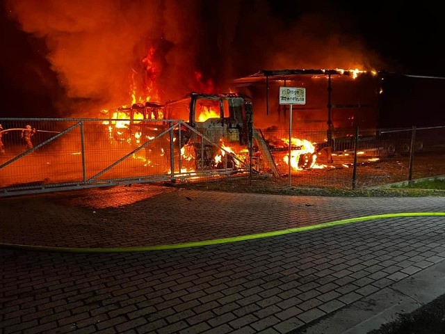 W niedzielę (16 kwietnia) w Osiecznicy na Dolnym Śląsku koło Bolesławca doszło do pożaru. Spłonęło 16 samochodów ciężarowych. Z ogniem walczyło 42 strażaków przez cztery godziny. To drugi taki pożar w tym miesiącu i w tym samym  miejscu.