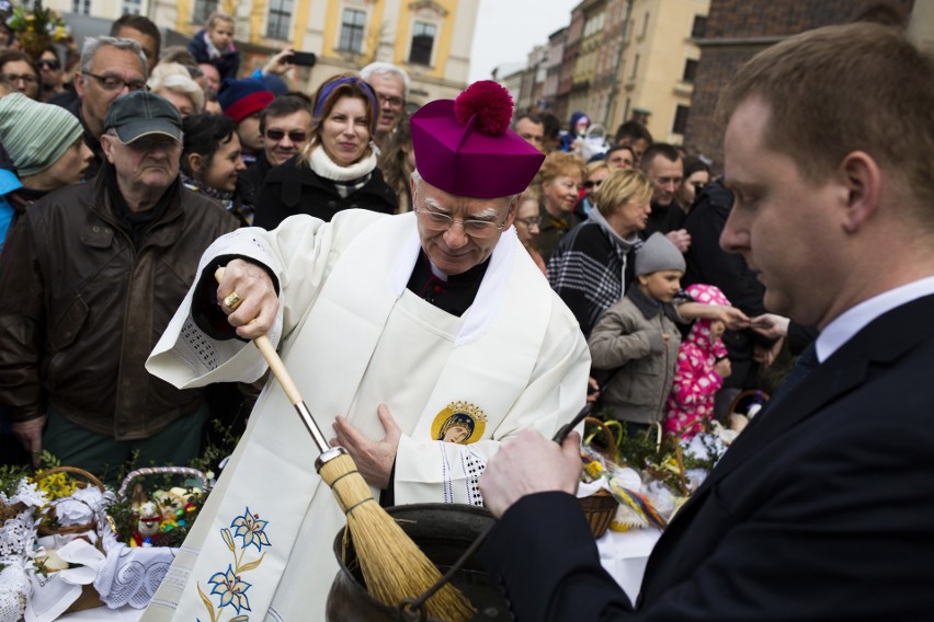 Święcenie pokarmów na Rynku Głównym w Krakowie [ZDJĘCIA]