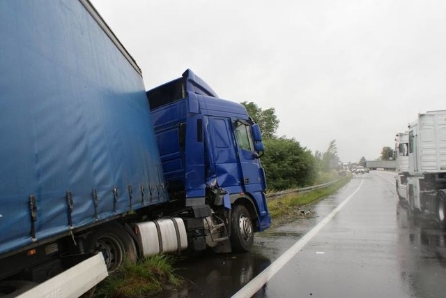 W Kikole na drodze krajowej nr 10 zmęczony kierowca osobówki prawdopodobnie zasnął za kierownicą i zjechał na przeciwległy pas jezdni. Jak informuje policja, nic mu się nie stało, ale kierowca tira, który nie chciał zderzyć się czołowo peugeotem, doznał obrażeń. >> Najświeższe informacje z regionu, zdjęcia, wideo tylko na www.pomorska.pl 