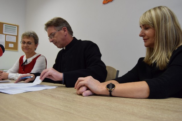 Dorota Szpernalowska (z lewej), ksiądz Marek Kowalewski i Grażyna Kuszmar, członkowie stowarzyszenia hospicyjnego, podsumowują tegoroczną kwestę