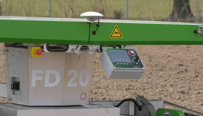 Pierwszy na świecie robot do siewu i odchwaszczania warzyw na polu w Kalinowej