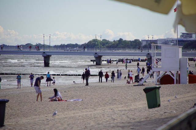 Pierwsza sobota września na plaży w Kołobrzegu. Mimo, że wakacje już za nami w okolicach molo można spotkać wielu spacerowiczów. Część wypoczywających korzysta ze słonecznej pogody i opaleniznę. Weekend w Kołobrzegu zapowiada się z bardzo przyjemną aurą, będzie słonecznie, na termometrze ok. 20 stopni w dzień.