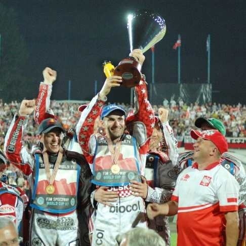 Polska drużyna na podium. Puchar trzyma Tomasz Gollob, kapitan naszego zespołu, obok Jarosław Hampel.