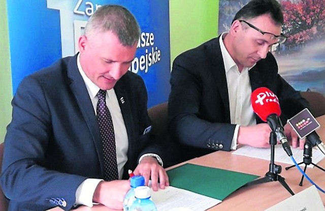 Umowę na renowację spichlerza podpisali Rafał Rajkowski (z lewej) z Mazowsza i wicestarosta powiatu Tomasz Matlakiewicz.