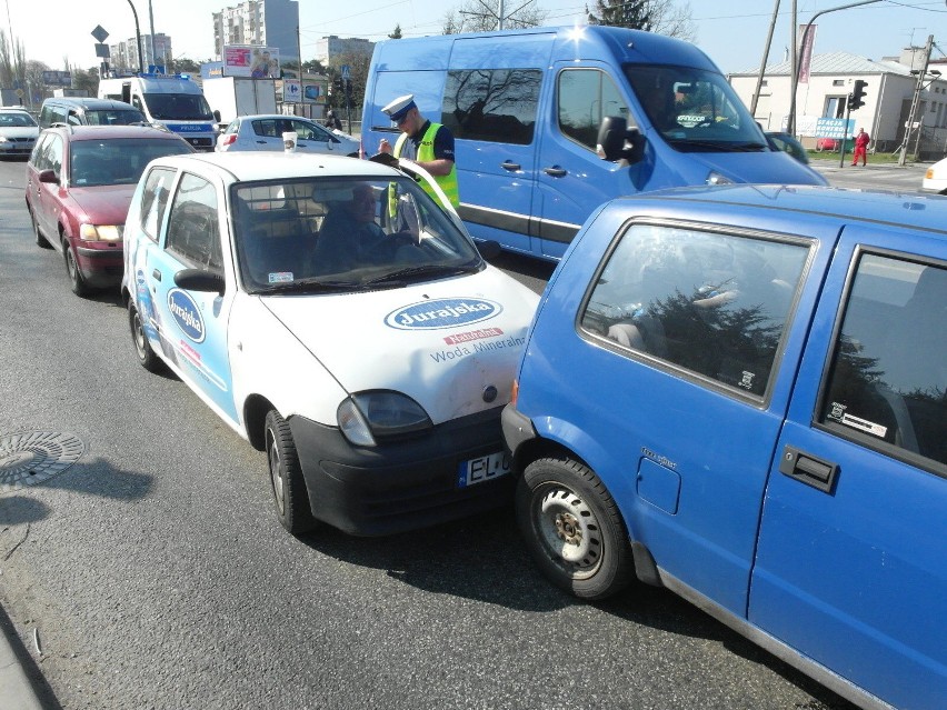 Dwa wypadki na Zgierskiej. Zderzenie 7 samochodów [ZDJĘCIA]