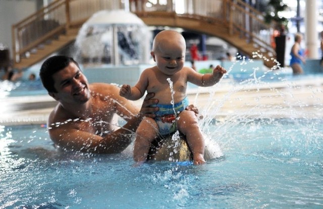 Paweł Juszczyk z siedmiomiesięcznym synem Olafem z basenu korzystają bardzo chętnie