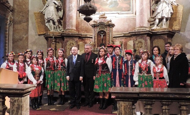 Zespół Działoszanki Plus w kaplicy pałacowej w Ludwigsburgu w towarzystwie konsula Rzeczypospolitej Polskiej w Niemczech Aleksandra Korybuta Woronieckiego (w środku, niebieski krawat).