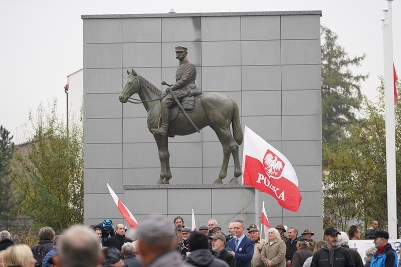 Nowy Sącz. Uroczyste odsłonięcie pomnika Józefa Piłsudskiego. Tłumy na Alejach Wolności [ZDJĘCIA]