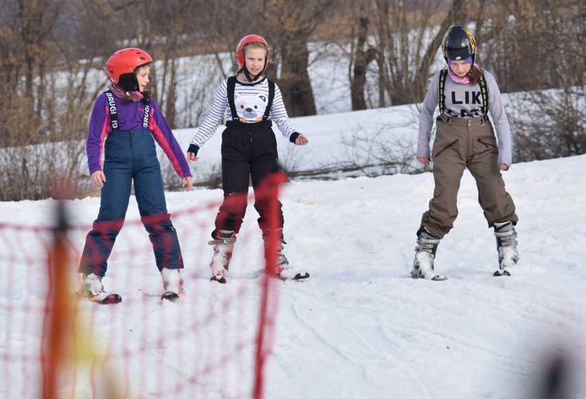 Dla miłośników białego szaleństwa sezon jeszcze się nie skończył. Wyciągi ośrodka Kiczera Ski w Puławach wciąż działają [ZDJĘCIA]