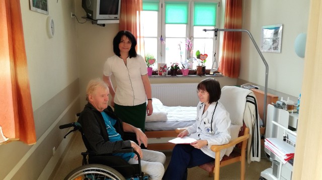 Na zdjęciu: pacjent Alfred Pytlik, dr Joanna Matlachowska-Pala, wicedyrektor ds. medycznych oraz Barbara Wangert, przełożona pielęgniarek.