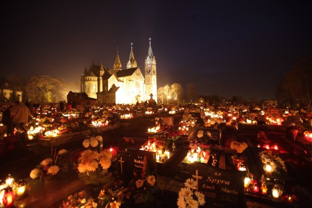 Nocą na cmentarzu w Rudzie Śląskiej-Kochłowicach