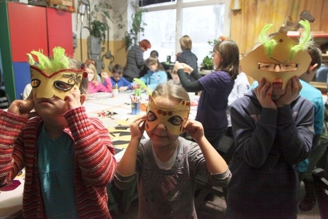 Dzieci tworzyły karnawałowe maski w stylu weneckim